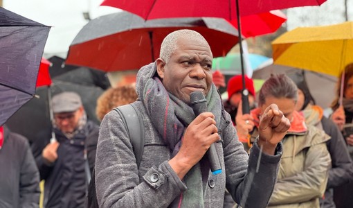 manifestazione di protesta con ombrelli e persone in piedi