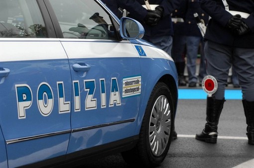 Via Bologna, pusher arrestato dalla polizia. Denunciati in 4 per furto di energia elettrica