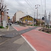 Nichelino, il passaggio a livello rimane ancora una volta aperto con un treno in transito