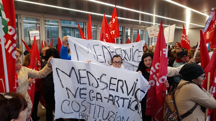 Protesta dei sindacati davanti al Grattacielo