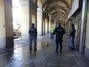 Agenti di polizia sotto i portici di via Nizza