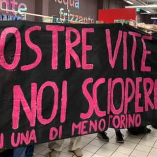 protesta con striscione all'interno di un supermercato