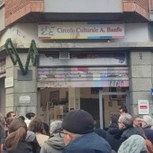 L'abbraccio di Barriera di Milano al circolo Arci vittima dell'esplosione [FOTO E VIDEO]