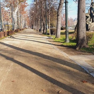 Terra battuta al posto dell'asfalto lungo il viale di corso Massimo: il Valentino comincia a cambiare volto