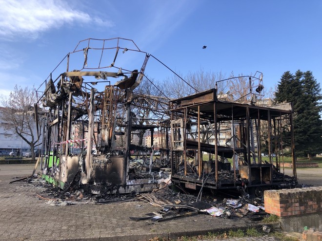 Notte di terrore al Di Vittorio, incendio distrugge la giostra dei bimbi [FOTO]