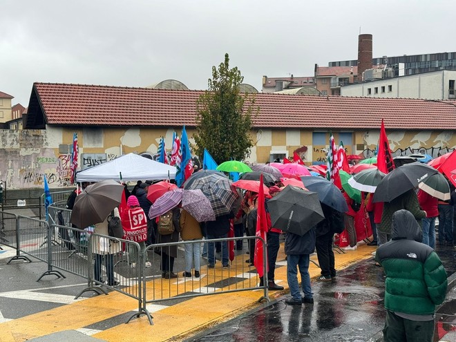 &quot;Portate cibo, caffè, thè, bevande calde, coperte, guanti e sciarpe&quot;