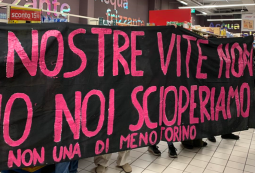 protesta con striscione all'interno di un supermercato