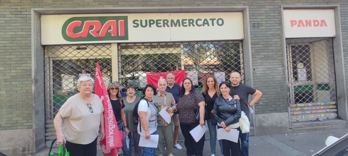 Supermercato Crai di Corso Svizzera chiuso senza spiegazione, protesta delle dipendenti: &quot;Ferie forzate, vogliamo risposte&quot; [VIDEO]