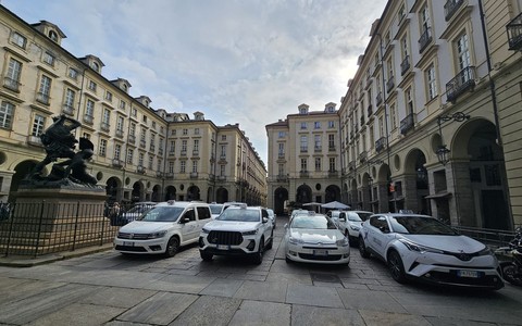 A Torino l'8 marzo mimose e buoni sconti per il taxi