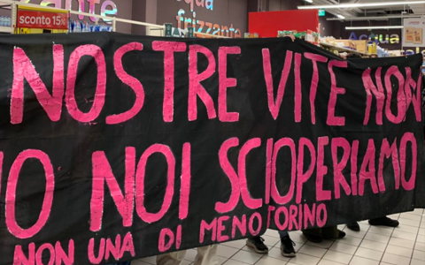 protesta con striscione all'interno di un supermercato