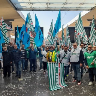 La protesta dei lavoratori Operosa scandisce la mattinata a Porta Nuova