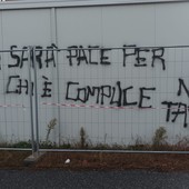 scritte no tav su un container