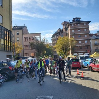 Persone che pedalano in città