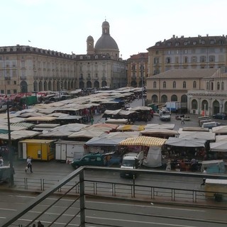 Mercati, Sacco e Appendino: &quot;Sabato Porta Palazzo a metà, al lavoro per fare arrivare i ristori agli ambulanti esclusi&quot;