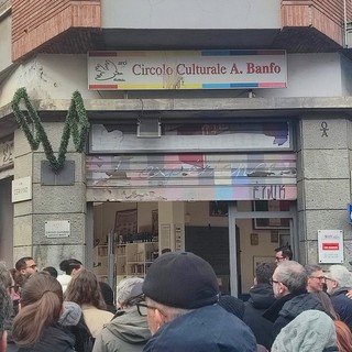 L'abbraccio di Barriera di Milano al circolo Arci vittima dell'esplosione [FOTO E VIDEO]