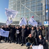 protesta con persone e bandiere in strada