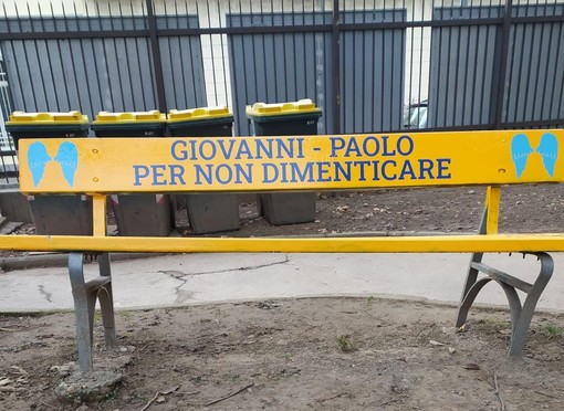 In via San Benigno tre &quot;panchine del ricordo&quot; per ricordare le stragi di Capaci e via D'Amelio