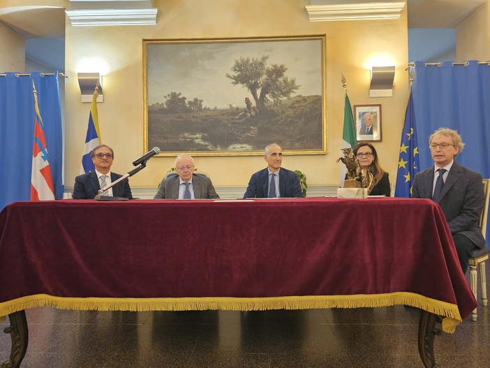 tavolata di relatori in occasione di una presentazione ufficiale