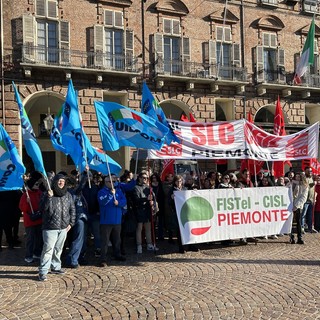 Call center da incubo, paghe da 6,5 euro l’ora: protesta davanti alla prefettura