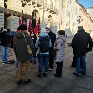 &quot;Lavoriamo 12 ore e ci mancano le posate per gli anziani&quot;. Oss in protesta contro la Regione: &quot;Scaricano emergenza su noi&quot;