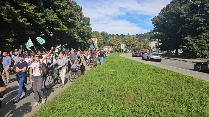 Corteo per &quot;fermare la devastazione del Meisino&quot;, contestato un gruppo di Ferrari