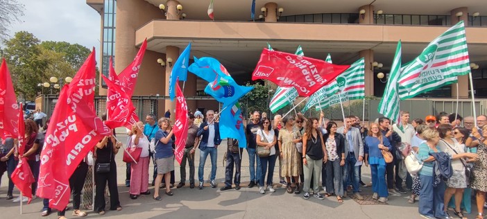 Palagiustizia, più di cento dipendenti scendono in strada per protesta: &quot;Non siamo valorizzati, il Ministero si dimentica di noi&quot;