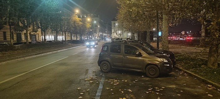 Il rebus del parcheggio per chi lascia l'auto in corso Cairoli: è caccia alle macchinette per pagare