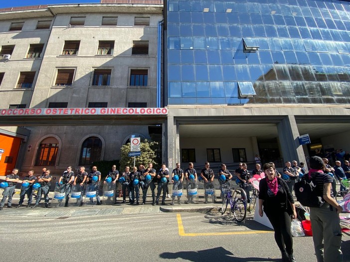 Presidio anti-stanza davanti all'Ospedale Sant'Anna, i manifestanti: &quot;Non ci stanno lasciando spazio&quot;