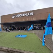 Presidio davanti al punto vendita Decathlon di Grugliasco