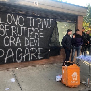 protesta davanti al tribunale