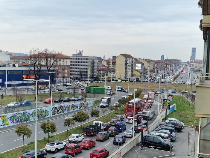 Uomo accoltellato in piazza Baldissera: è caccia all'aggressore