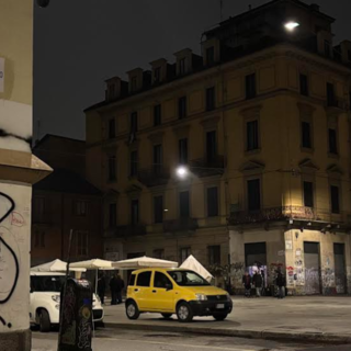 piazza di notte con nome riscritto e fontanella pubblica