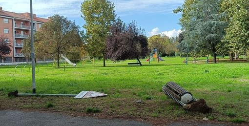 Nichelino, incivili e vandali rovinano il parco di via Trento