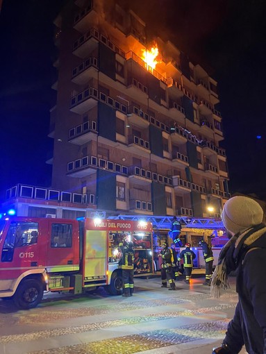 Sul posto stanno intervenendo i vigili del fuoco