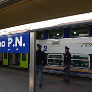 Litiga con la fidanzata alla stazione di Porta Nuova, denunciato per possesso di un 'tirapugni'