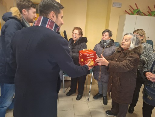 Non solo Ferragni, Balocco arriva in Barriera e regala un panettone alle famiglie delle case popolari