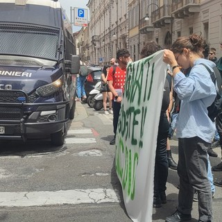 Corteo degli studenti contro il governo, tensione e scontri con la polizia in via Po [VIDEO]