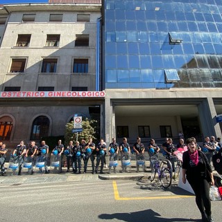 Presidio anti-stanza davanti all'Ospedale Sant'Anna, i manifestanti: &quot;Non ci stanno lasciando spazio&quot;