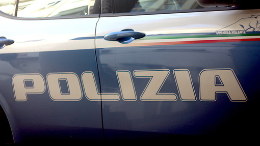 Il ladro svaligia un'auto parcheggiata in doppia fila, poi minaccia i proprietari con un coccio di bottiglia: arrestato