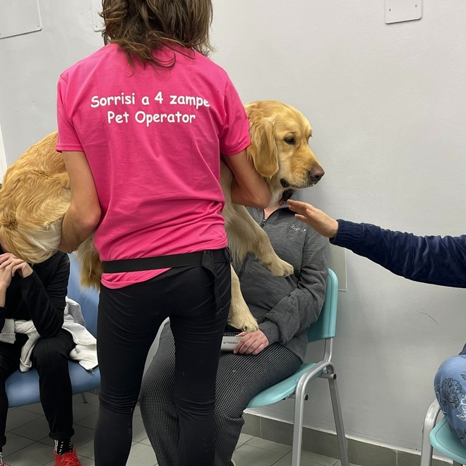 La pet therapy porta un sorriso in psichiatria al Santa Croce di Moncalieri