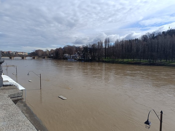 Maltempo: la piena del Po attesa nel pomeriggio ai Murazzi