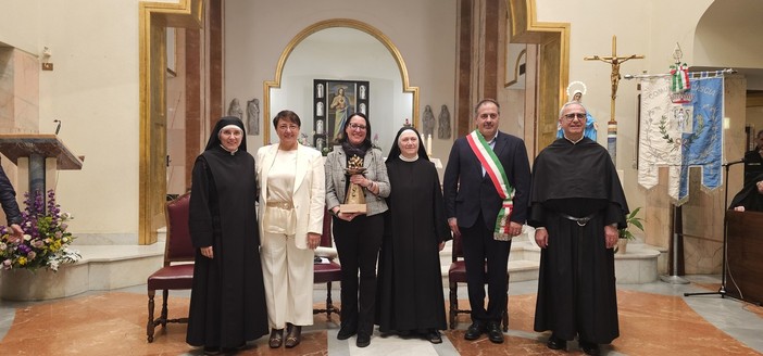 Paola Veglio, la Madre Priora del Monastero Santa Rita da Cascia, Suor Maria Rosa Bernardinis, il Rettore della Basilica di Santa Rita, Padre Giustino Casciano, il sindaco di Cascia Mario De Carolis, la giornalista vaticanista di Tv2000 Cristiana Caricato che ha condotto il dialogo con le monache durante la premiazione e Suor Giacomina Stuani economa del Monastero Santa Rita da Cascia.