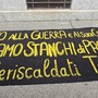 protesta con striscioni