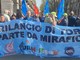 manifestazione in strada con striscione blu