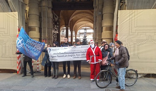 I manifestanti chiedono trasparenza: &quot;Di chi è la responsabilità dei lavori: del pubblico o del privato?&quot;