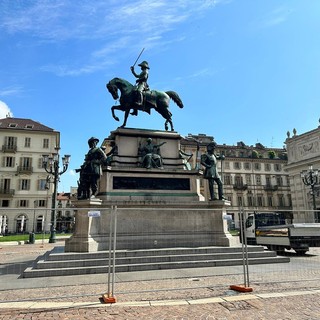 Piazza Carlo Alberto, al via il cantiere: la statua equestre transennata prima del trasloco [FOTO]