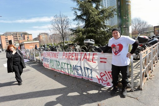 La rabbia di un genitore, davanti al Tribunale nel giorno della festa dei papà