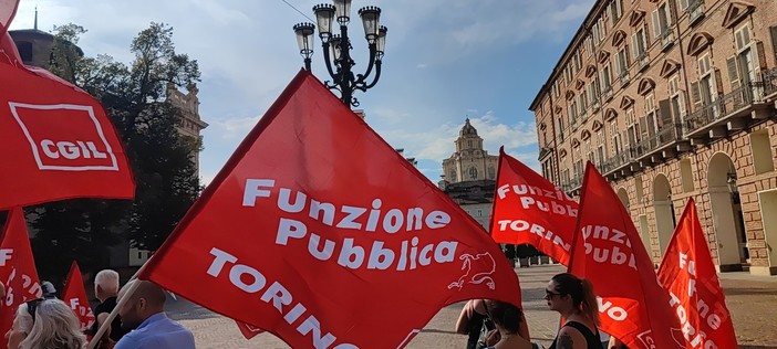 Scuola, gli assistenti agli alunni con disabilità in piazza: &quot;Lavoriamo a cottimo, chiediamo una stabilizzazione&quot;