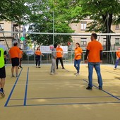 Ragazzi che giocano a pallavolo ai giardini