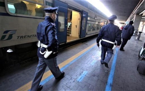 Blitz della polizia sui treni e nelle stazioni: 8.579 controllati, 1.222 avevano precedenti